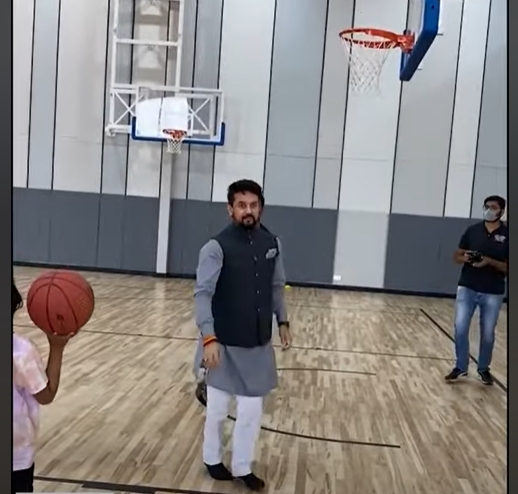 अनुराग सिंह ठाकुर ने बास्केटबॉल अकादमी का किया अवलोकन